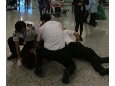 安檢員發(fā)現(xiàn)男子腳部腫大，搜出東西嚇壞眾人